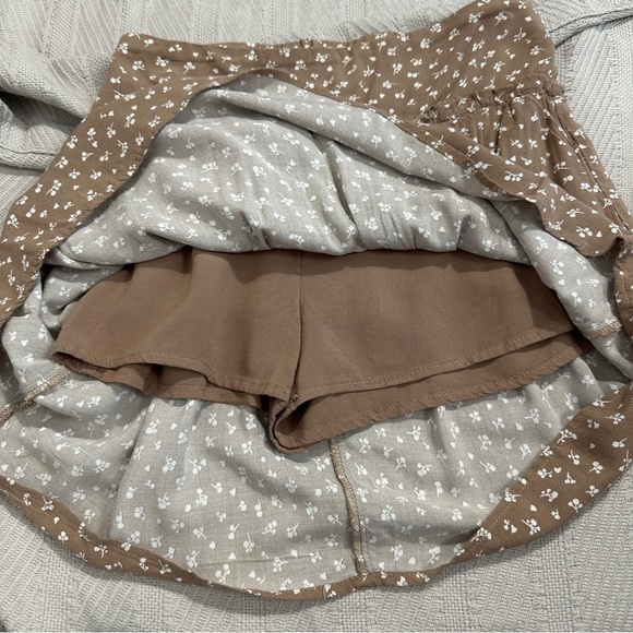 Abercrombie Kids skort, tiered, size 9/10, shorts under skirt, spring, summer - Picture 9 of 10